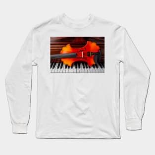 Lovely Baroque Violin On Piano Keys Long Sleeve T-Shirt